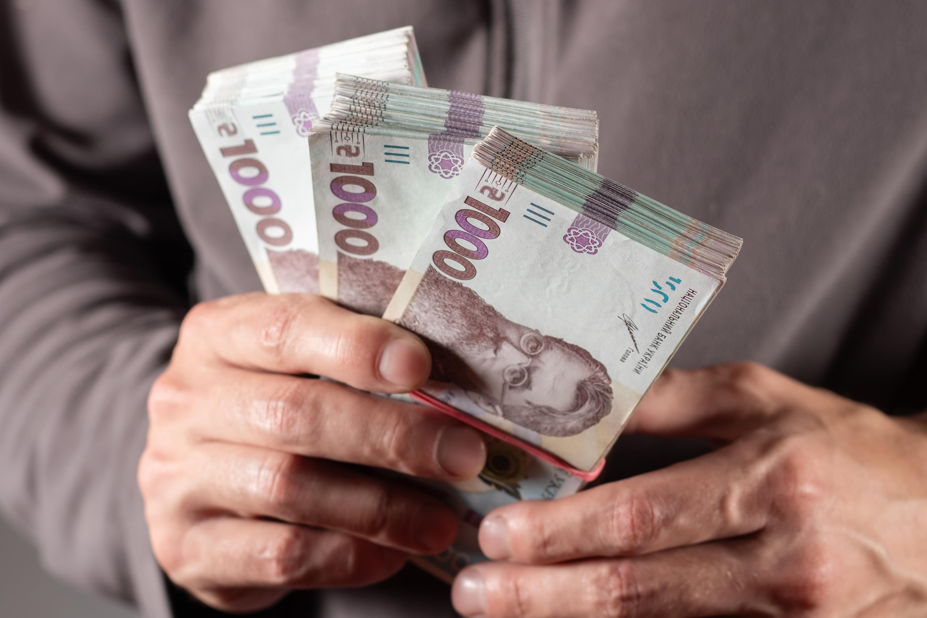 Гривні в руках Гривні в руках