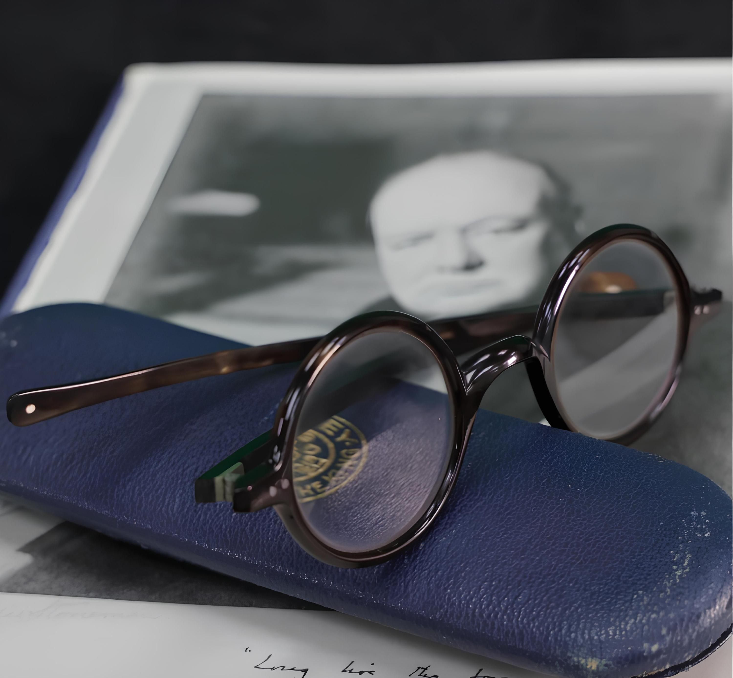 Очки Уинстона Черчилля выставили на продажу: сколько они стоят - Финансы Очки Уинстона Черчилля выставили на продажу: сколько они стоят - Финансы