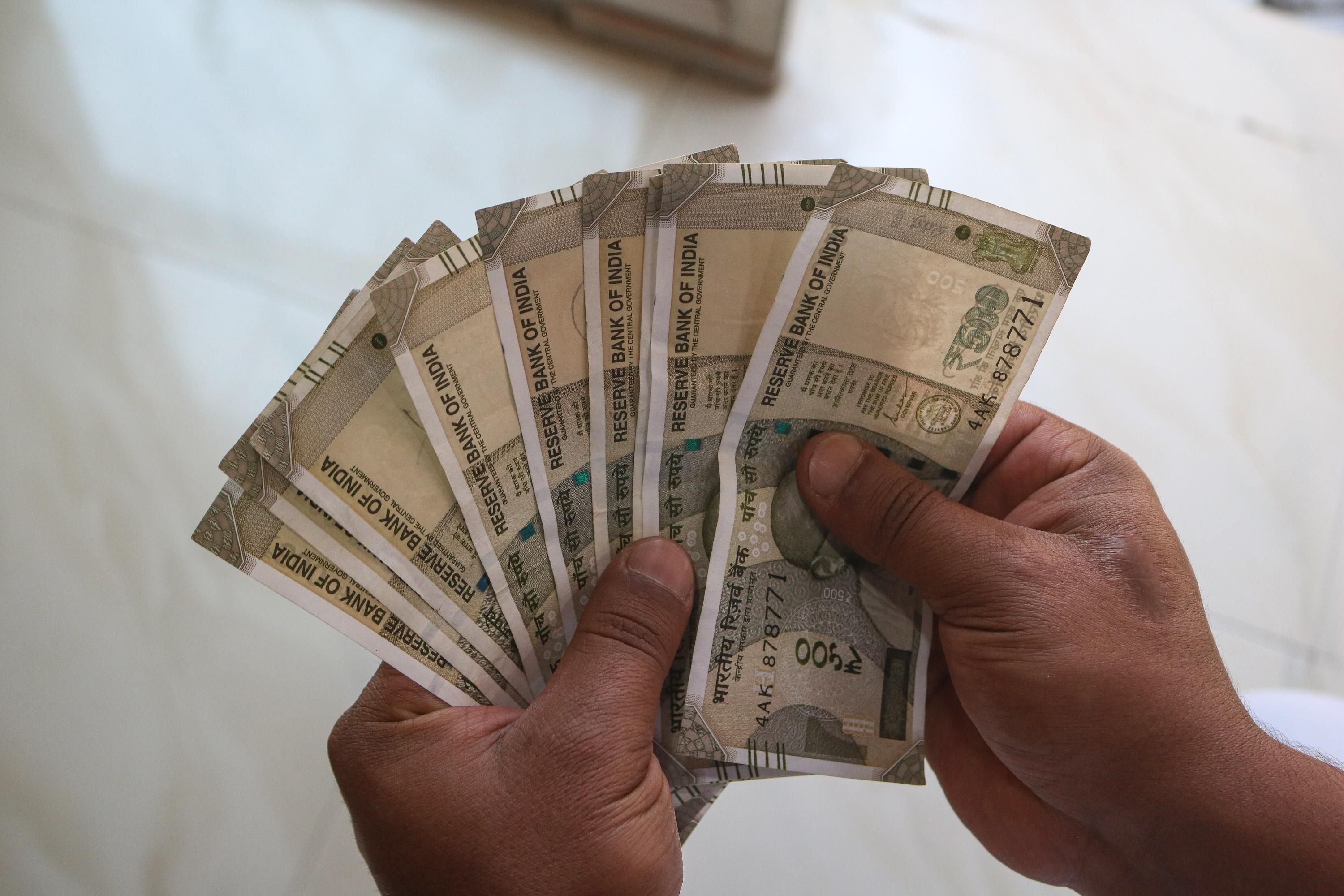 Індійські рупії в руках Індійські рупії в руках