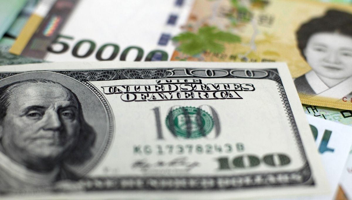 Банкноти долара та інших валют Банкноти долара та інших валют