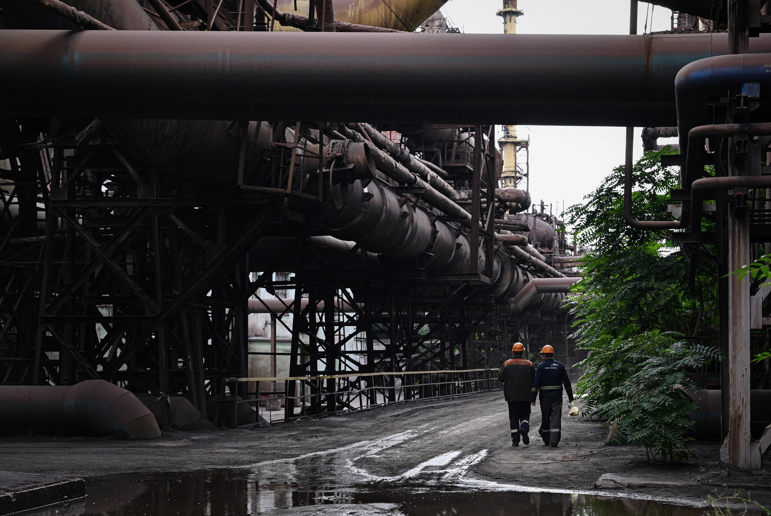 Співробітники йдуть по теріторії заводу "АрселорМіттал Кривий Ріг" Співробітники йдуть по теріторії заводу "АрселорМіттал Кривий Ріг"