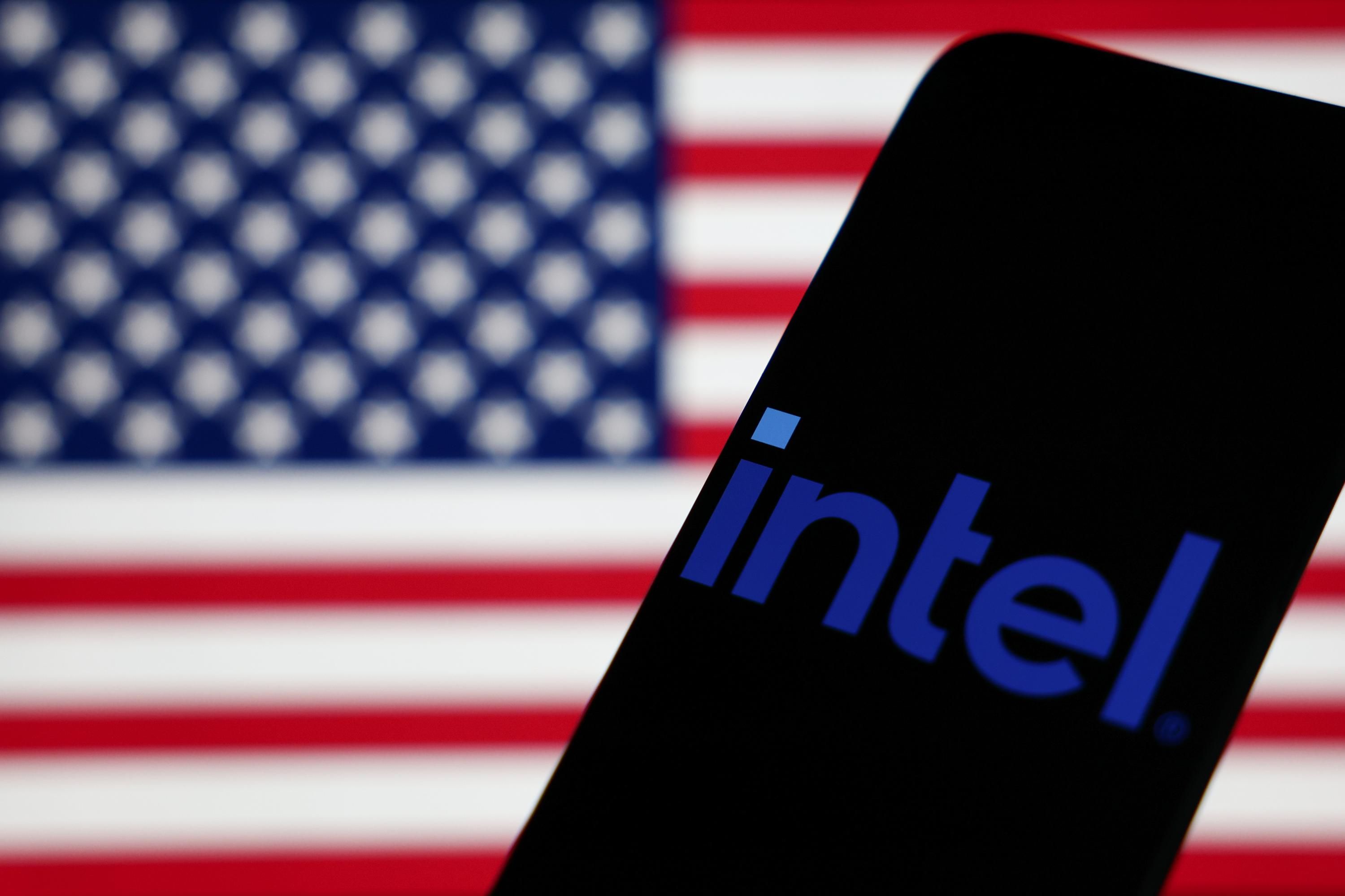 Логотип Intel на тлі папора США Логотип Intel на тлі папора США