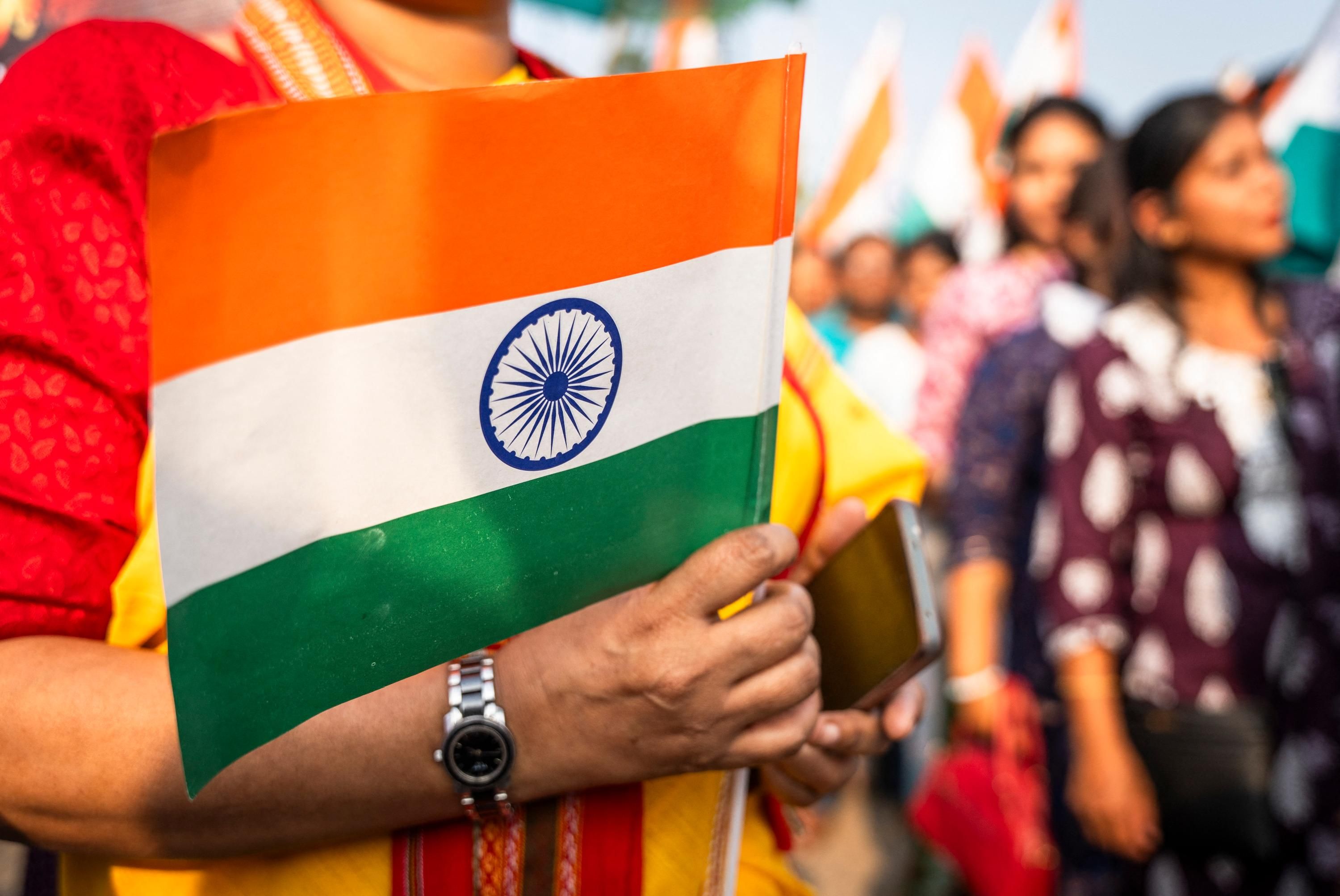 Женщина держит индийский национальный флаг Женщина держит индийский национальный флаг