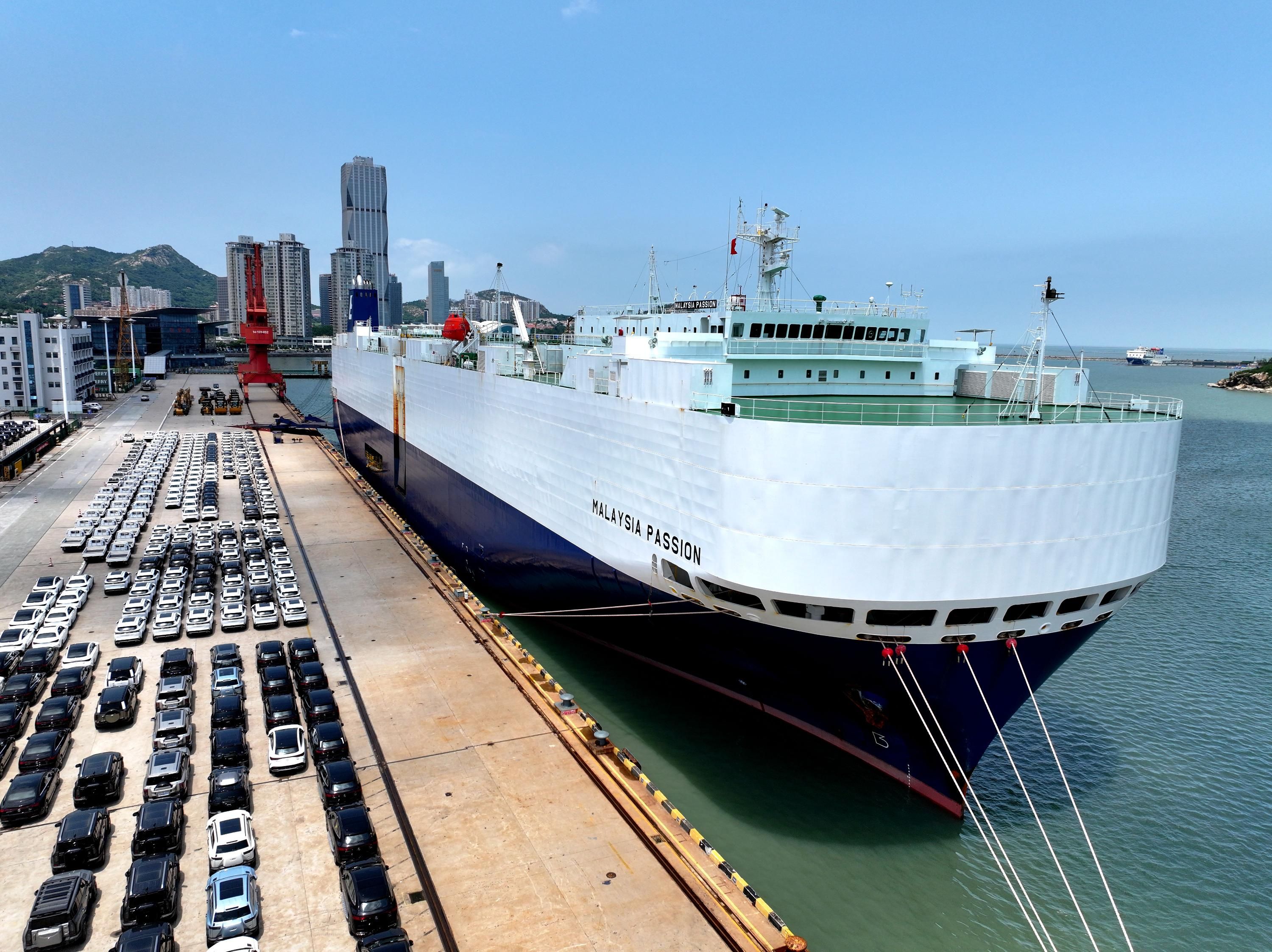 Загрузка автомобилей в порту Загрузка автомобилей в порту