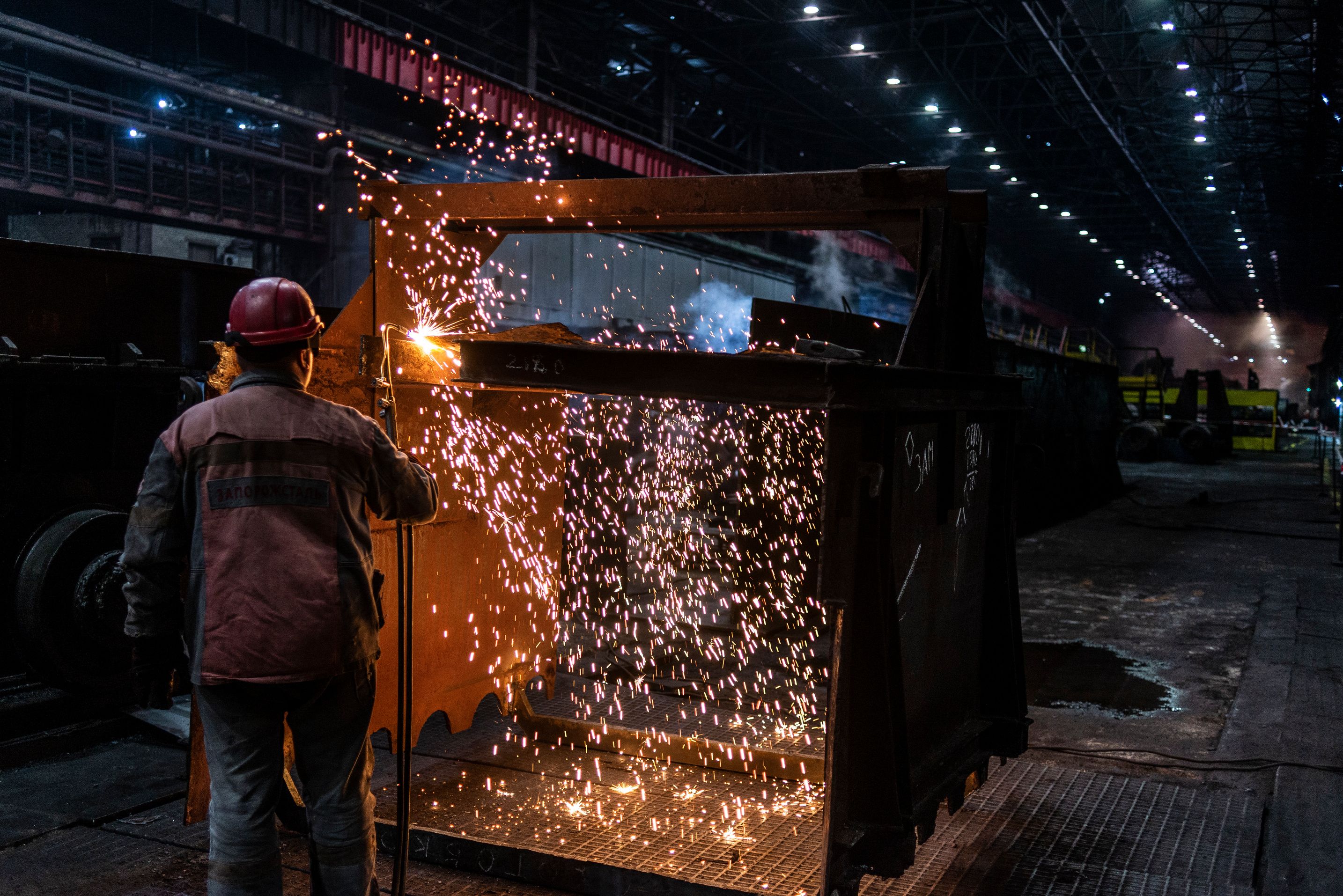 Рабочий процесс на металлургическом комбинате "Запорожсталь" Рабочий процесс на металлургическом комбинате "Запорожсталь"