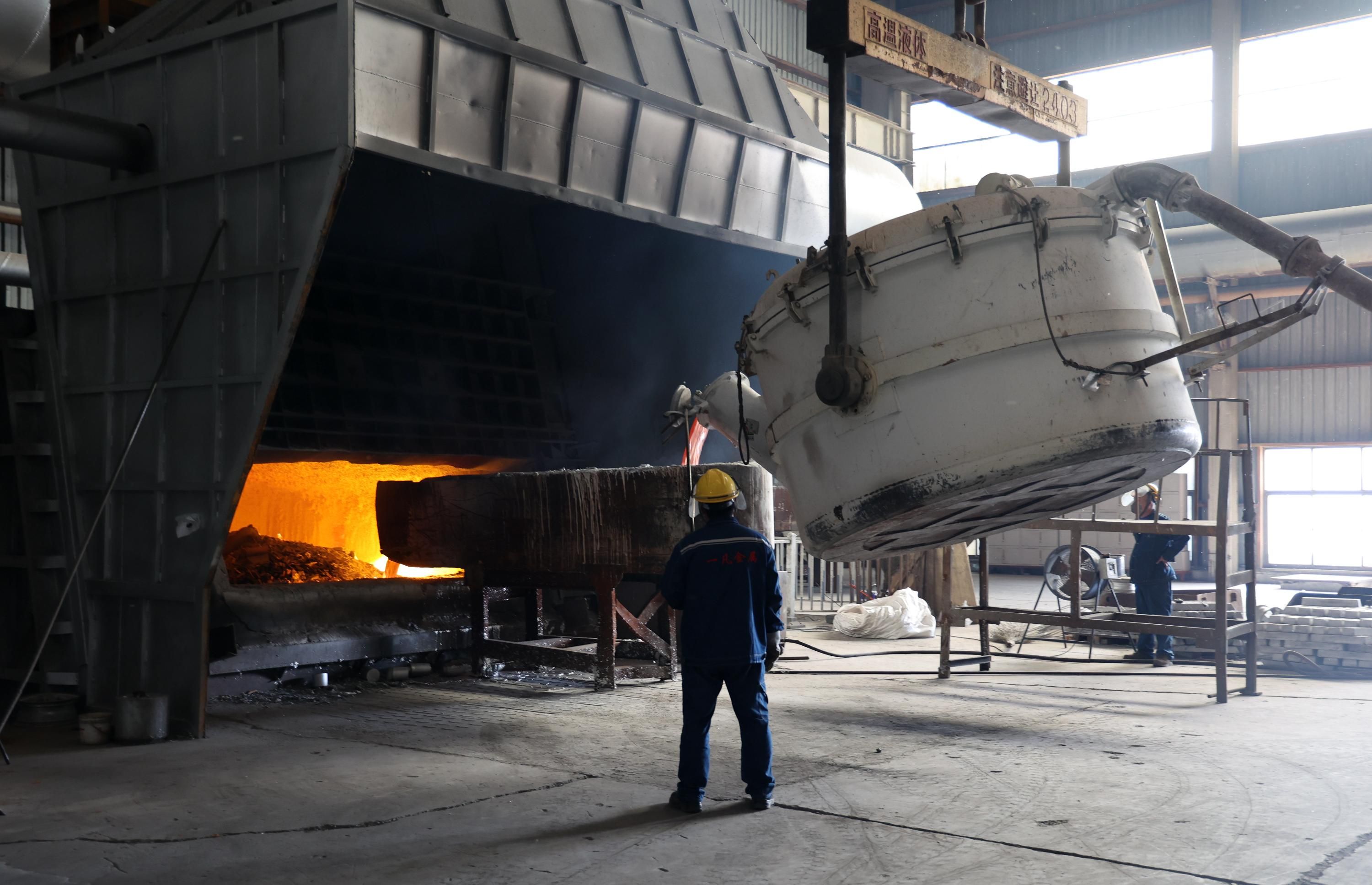 Рабочие изготавливают изделия из алюминиевого сплава Рабочие изготавливают изделия из алюминиевого сплава