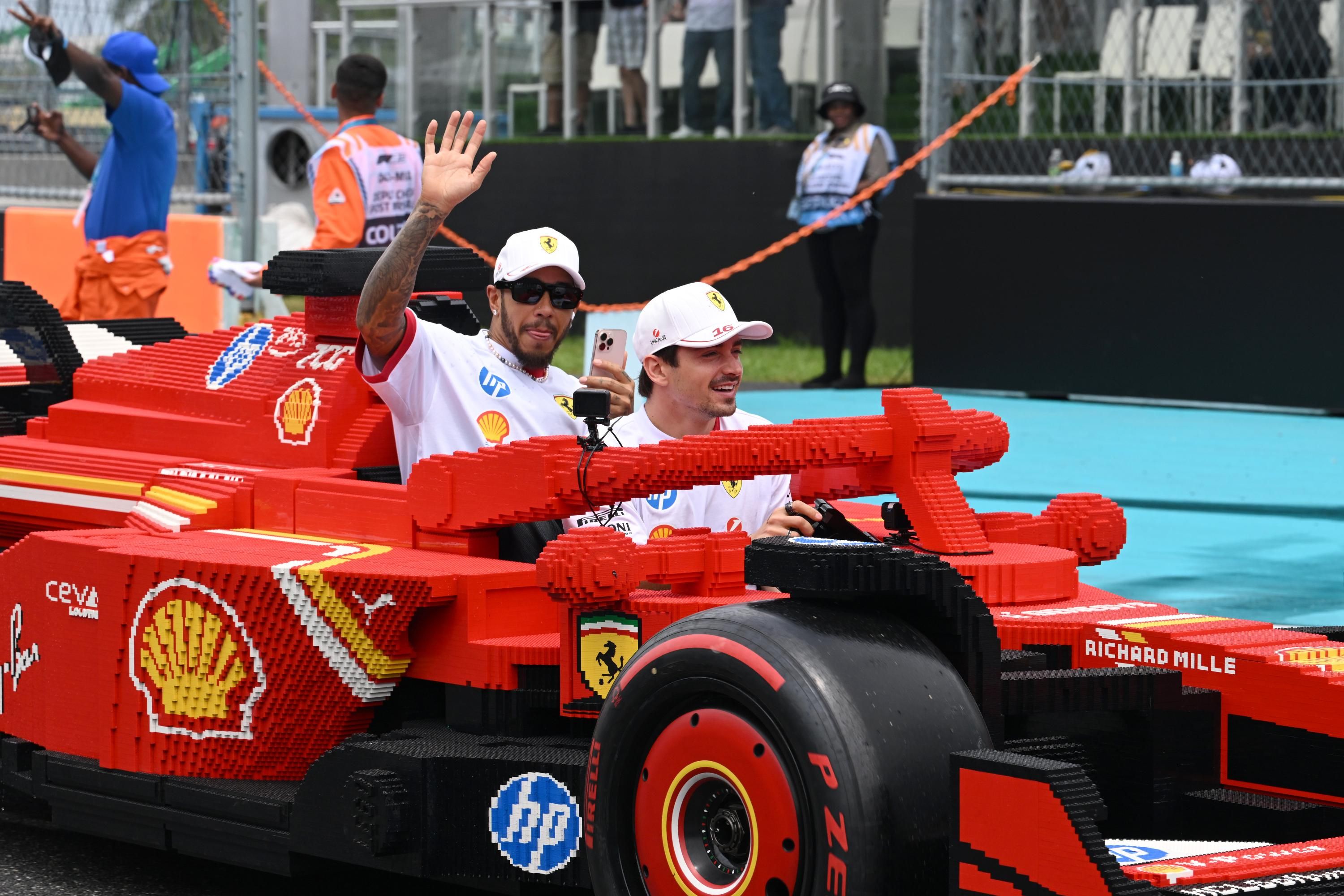 Гонщики Ferrari Льюїс Гемілтон та Шарль Леклер на параді Lego перед Гран-прі Формули-1 у Майамі Гонщики Ferrari Льюїс Гемілтон та Шарль Леклер на параді Lego перед Гран-прі Формули-1 у Майамі