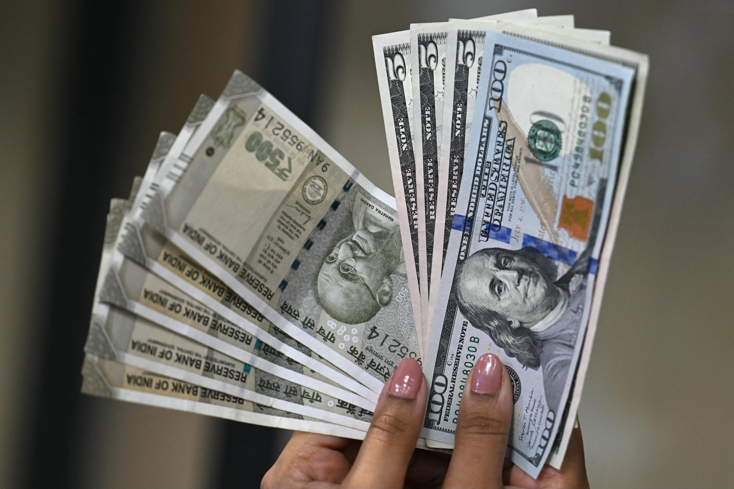 Банкноты индийской рупии и доллара США Банкноты индийской рупии и доллара США