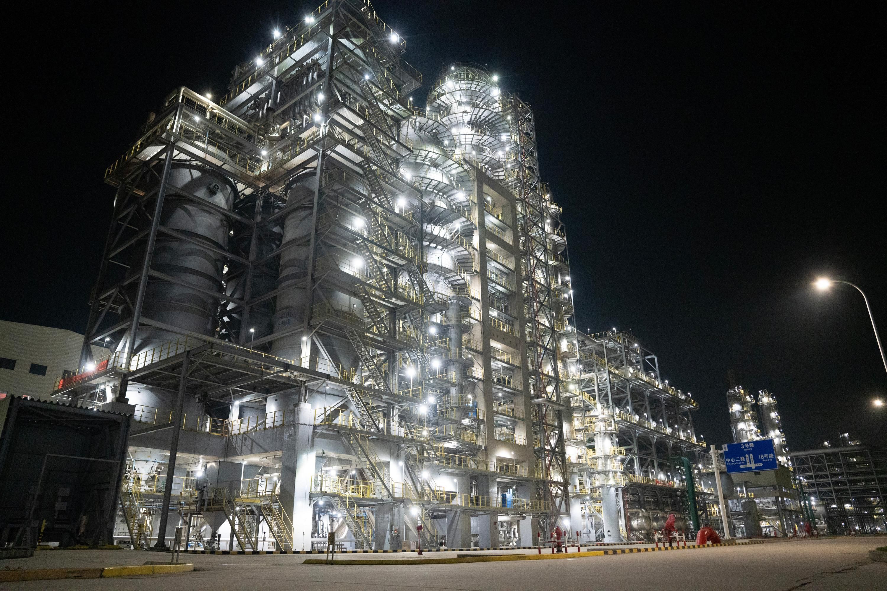 Ночной вид на освещенный НПЗ Ночной вид на освещенный НПЗ