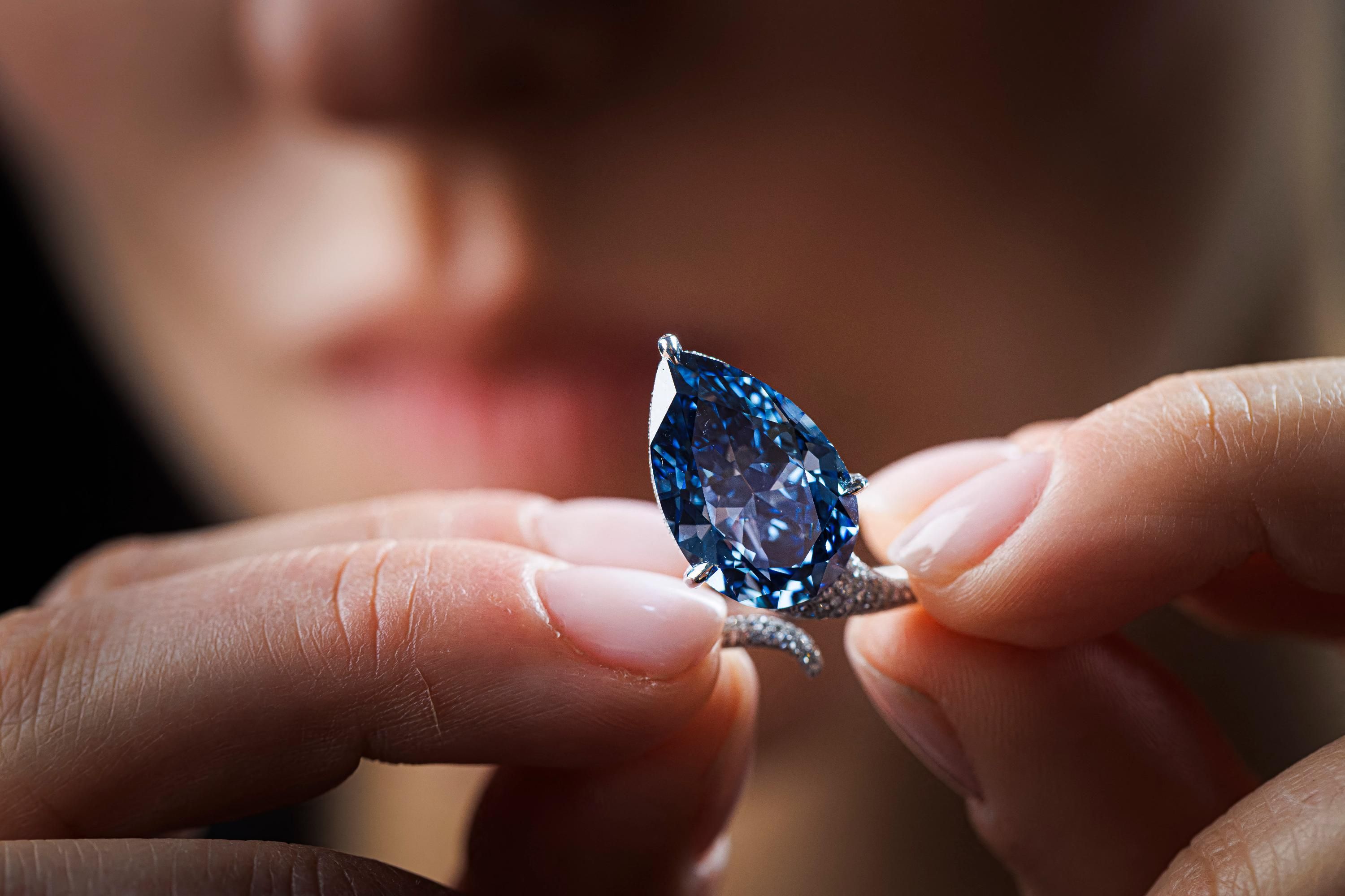 Как выглядит голубой бриллиант Mellon Blue