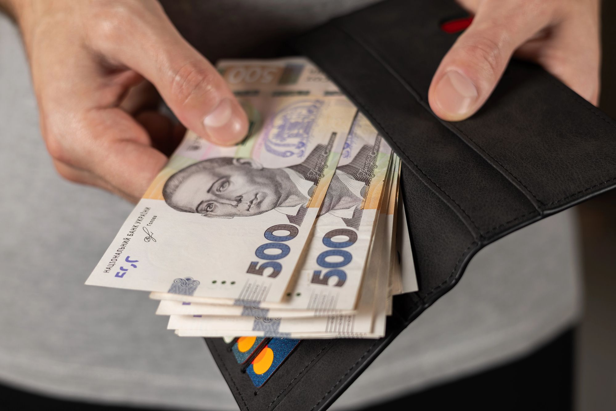 Украинцам советуют сделать запасы наличных денег Украинцам советуют сделать запасы наличных денег