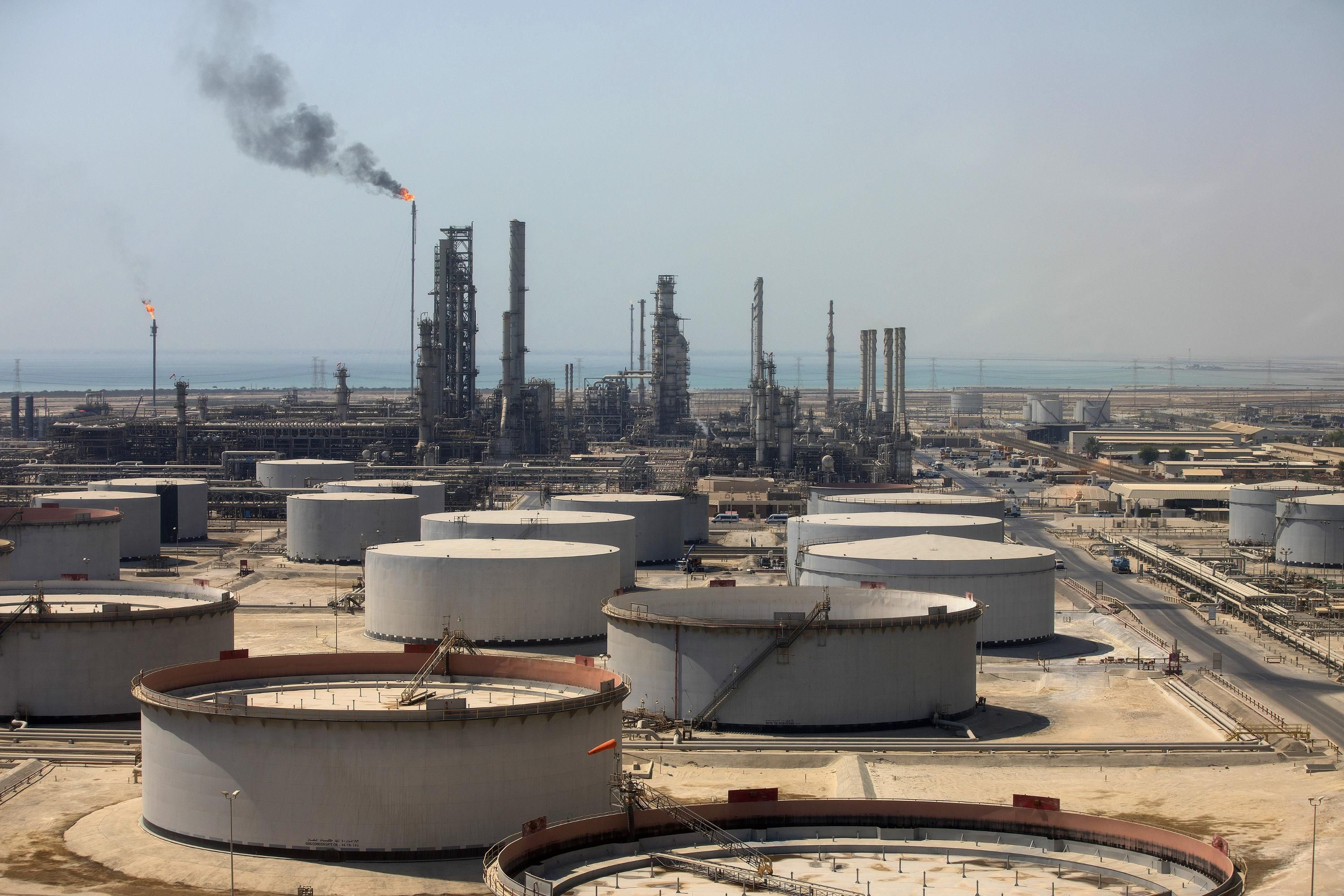Країни Перської затоки зупиняють видобуток нафти Країни Перської затоки зупиняють видобуток нафти