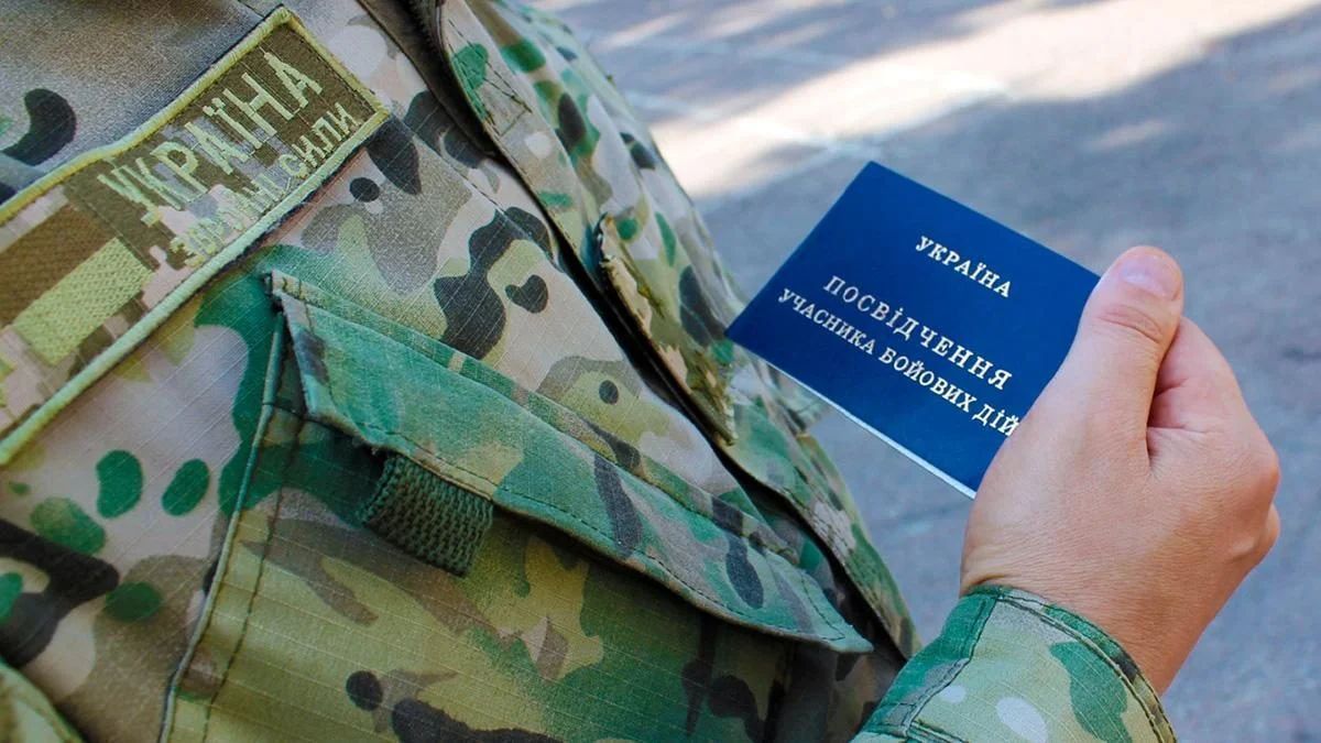 Военный держит удостоверение УБД