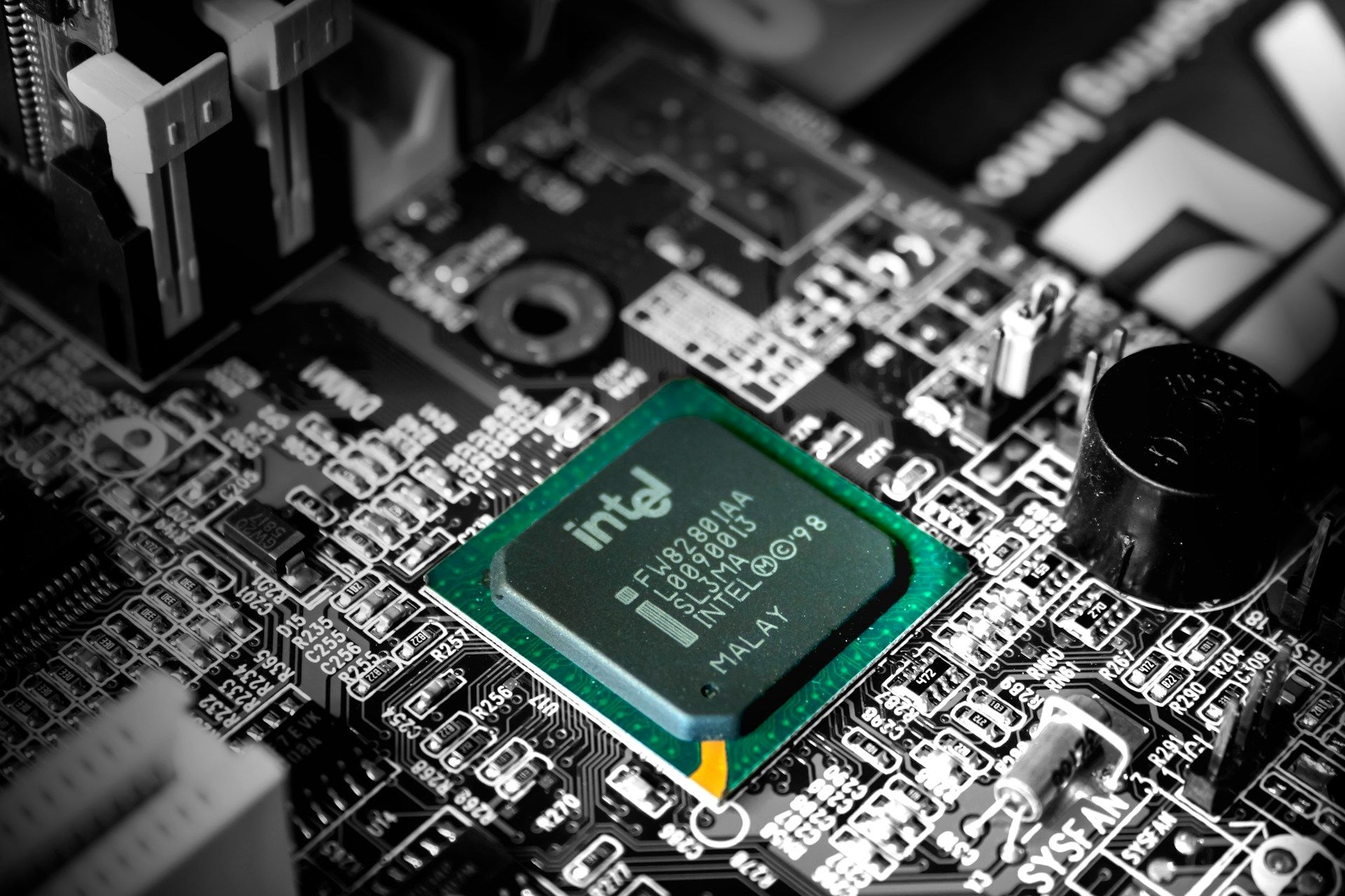 Навіщо Intel залучає мільярдні інвестиції Навіщо Intel залучає мільярдні інвестиції