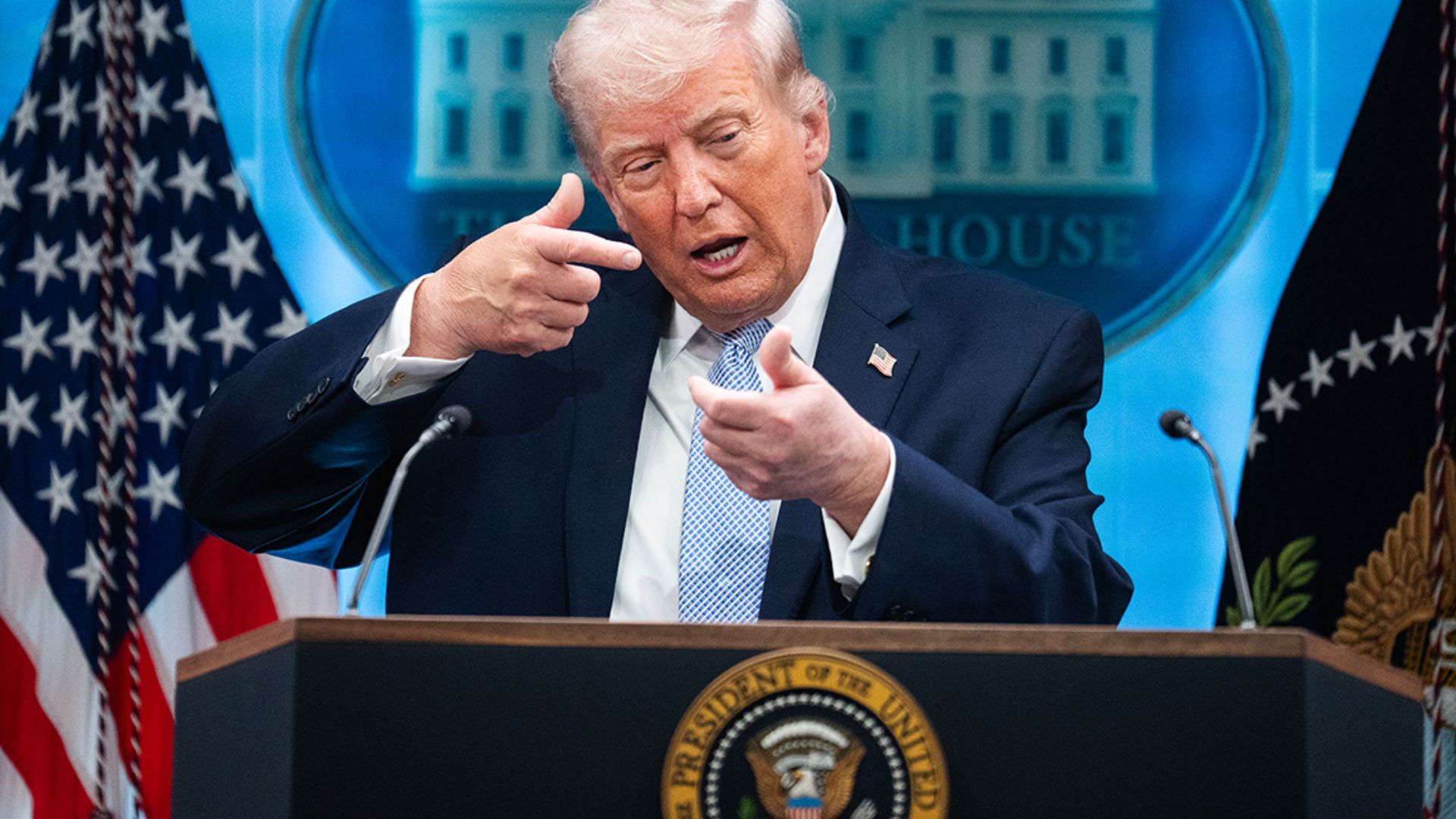 Трамп використовує фінансову могутність США