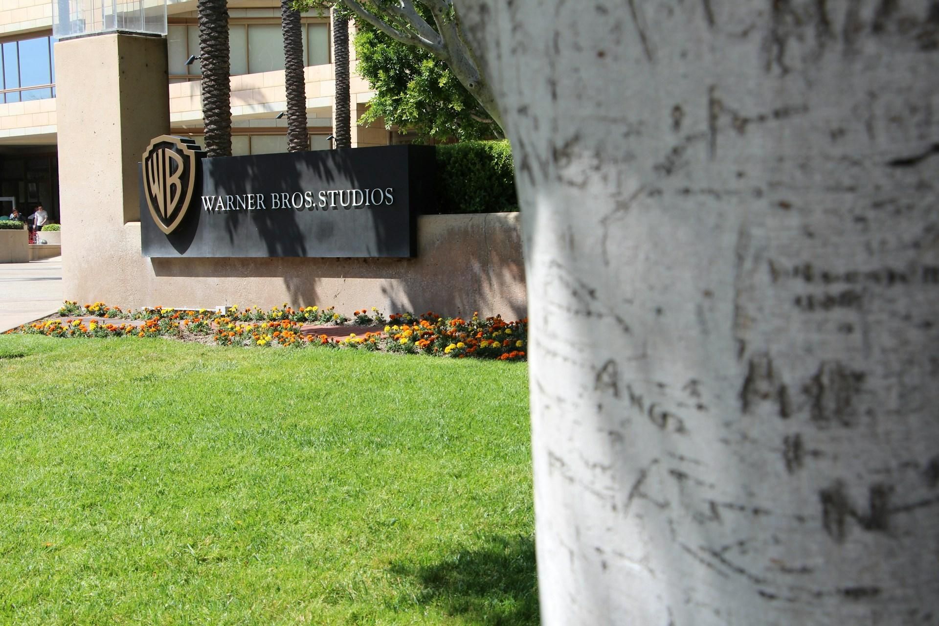 Акції Warner Bros та Paramount ростуть