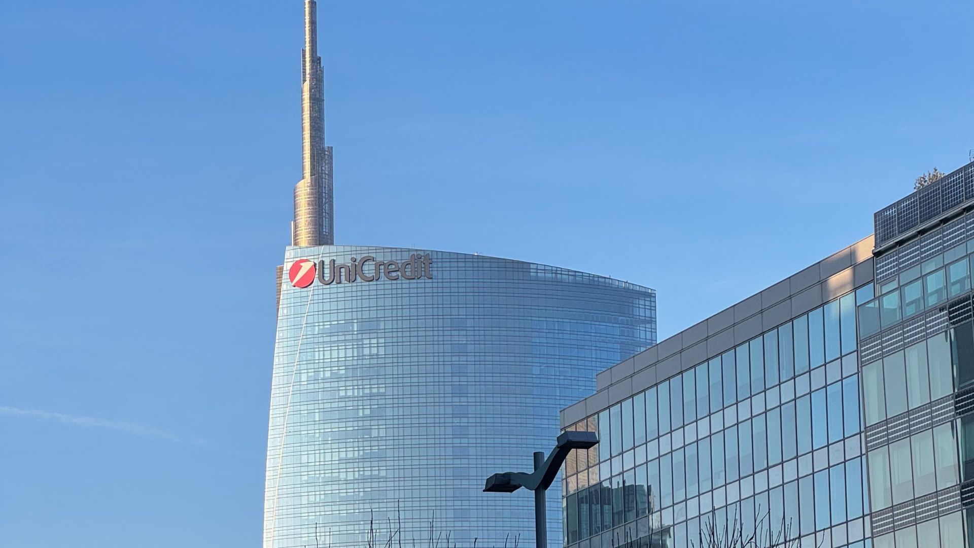 Вежа італійського банку UniCredit в Мілані
