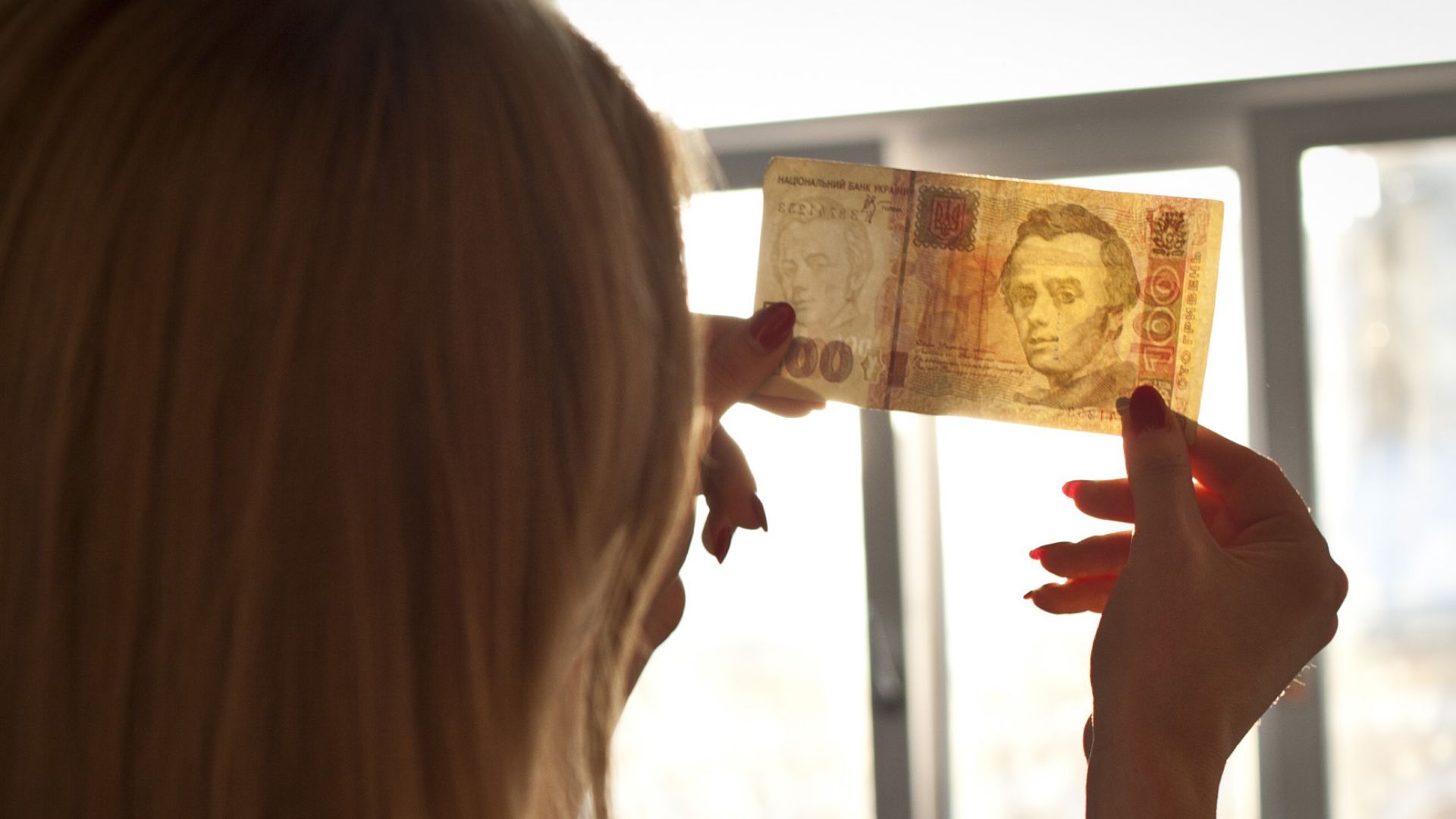 Банкноту 100 гривень старого зразка виводять з обігу